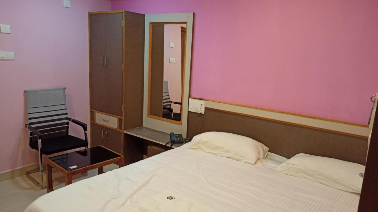 Aarthi Residency Hotel กาไรก์กูดี ภายนอก รูปภาพ